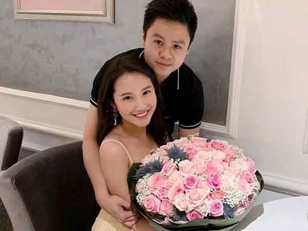 Hội chứng 'Mommy wrist' sau sinh nguy hiểm thế nào mà khiến vợ xinh đẹp của thiếu gia Phan Thành không thể bế nổi con?