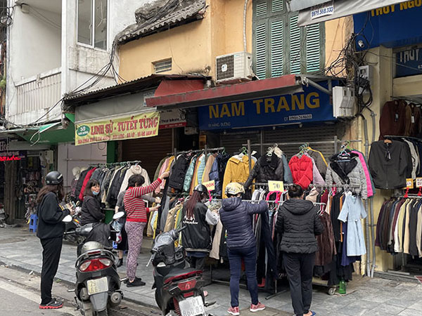 Thời trang giảm giá 80%, chất đống vỉa hè chờ khách mua Tết