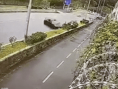 Video: Ô tô tông cột điện vỡ thành nhiều mảnh, hình ảnh 2 thanh niên ngồi trong xe khiến nhiều người rùng mình