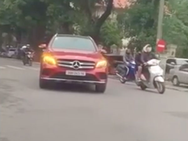 Xe sang Mercedes đỗ giữa đường Hà Nội khiến cả đoạn đường đi lại khó khăn, biết lý do càng phẫn nộ hơn