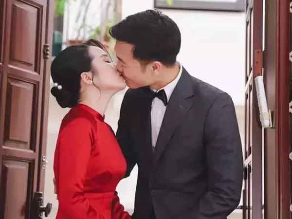 Nhan sắc vợ Xuân Trường thế nào giữa thông tin mang thai?