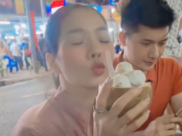 Biểu cảm của tình trẻ Lệ Quyên khi xuất hiện chung một khung hình với 'đàn chị' khiến netizen tranh cãi