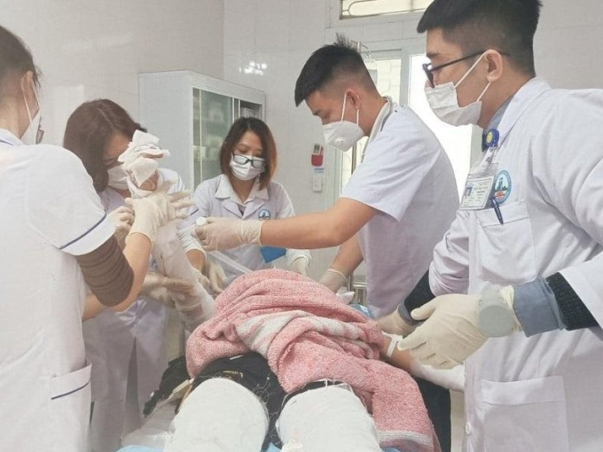 Học sinh lớp 11 bỏng nặng toàn thân, nghi đốt pháo hoa ngày ông Công ông Táo