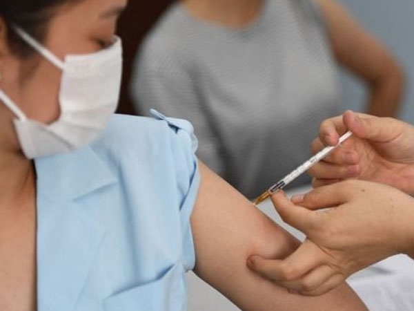 Nổi hạch, đau nhức, rét run, rụng tóc sau khi tiêm mũi 3, có nguy hiểm không?