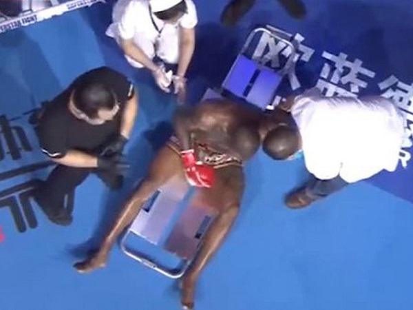 Khó tin: Chuẩn bị rời sàn bằng cáng, võ sĩ bất ngờ đứng dậy hạ knock-out đối thủ
