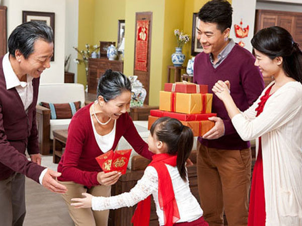 Chồng cấm vợ biếu Tết nhà ngoại quá 200K: 'Tiền đâu mà đòi cho bố mẹ 1 triệu, cứ thế mà làm nếu không muốn cuối năm dắt nhau ra tòa'