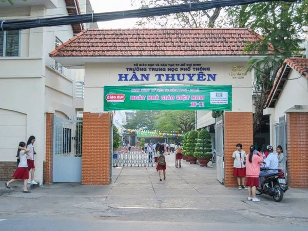Trường học nói gì trước vụ việc giáo viên Vật lý dùng compa đâm chảy máu tay học sinh?