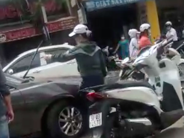 Vợ đi SH chặn đầu ô tô bắt quả tang chồng đang chở 'trà xanh': 'Hôm nay mày có đi thì cũng đi luôn đi'