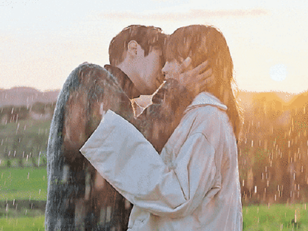 Tan chảy với 5 nụ hôn dưới mưa 'ướt át' nhất phim Hàn: Choi Woo Sik khóa môi Kim Da Mi khiến fan điên đảo