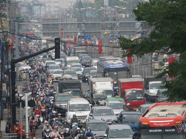 Ô tô dàn hàng kẹt cứng đường ra bến xe Miền Đông, sân bay Tân Sơn Nhất