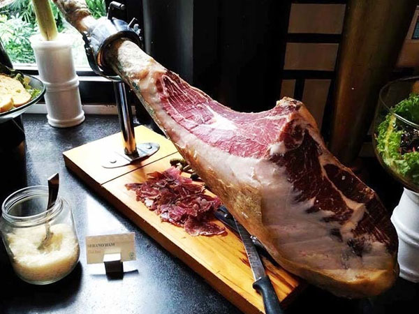 Đổi vị Tết, cỗ chính tôm hùm Úc, nhâm nhi thêm đùi lợn Tây Ban Nha