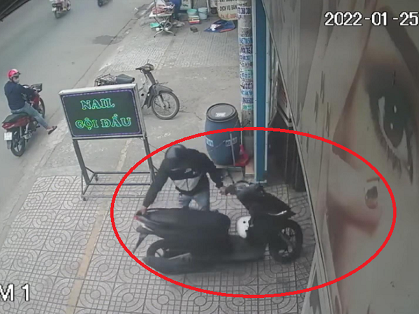 Phẫn nộ cảnh trộm táo tợn vào tận cửa quán gội đầu, phá khóa 'cuỗm' xe máy sau vài giây