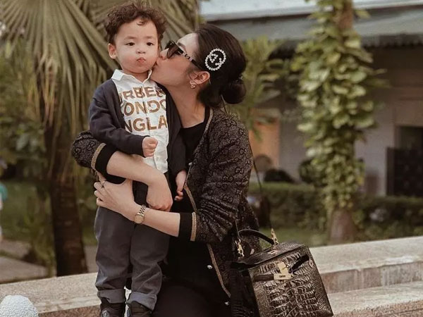 Á hậu đình đám Vbiz lên tiếng xin lỗi vì để con trai tiểu bậy nơi công cộng