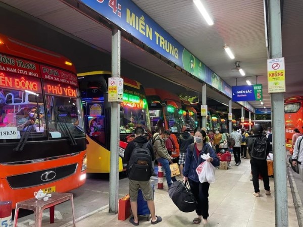 Người dân xếp hàng dài, đứng ngồi la liệt chờ đợi tại Bến xe miền Đông từ chiều để về quê ăn Tết