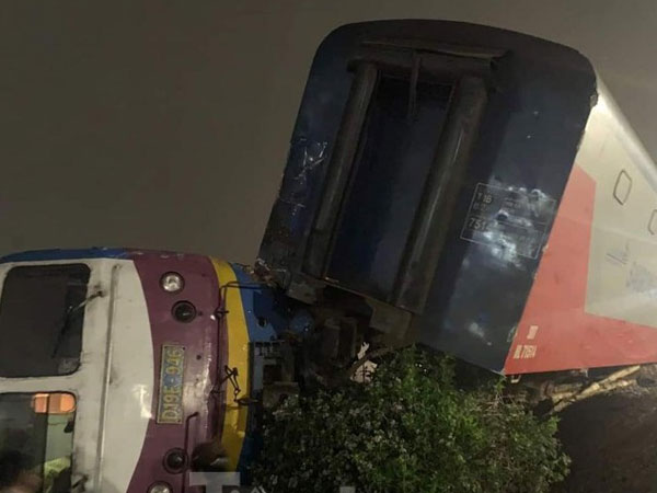Tàu khách Bắc - Nam bị lật đầu máy, văng toa vì đâm vào ô tô tải chở gỗ