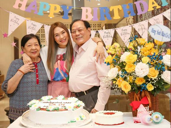 Mỹ Tâm nhí nhảnh hết cỡ, đón sinh nhật bên đại gia đình