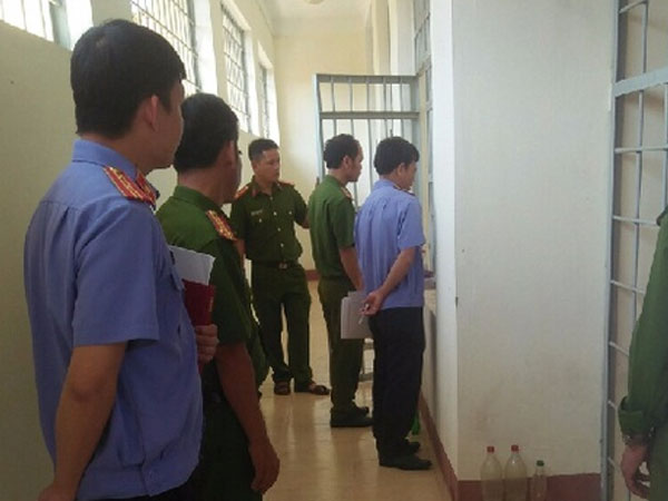 Phạm nhân mượn điện thoại gọi tố cáo, 9 cán bộ, chiến sĩ công an bị kỷ luật