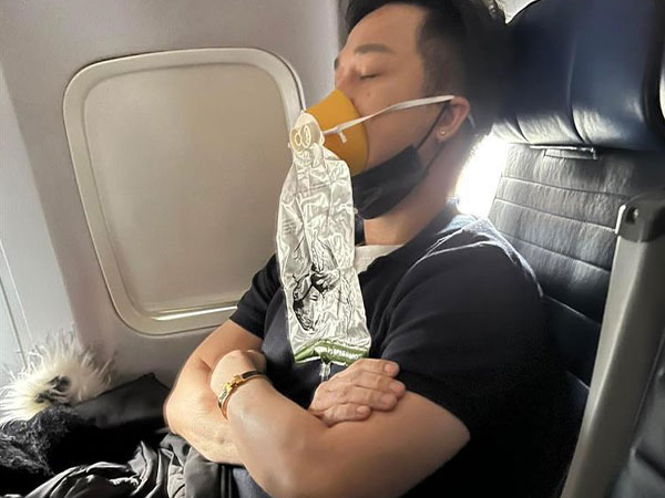 Nam ca sĩ Việt ú ớ không nói được, suýt đột quỵ trên máy bay