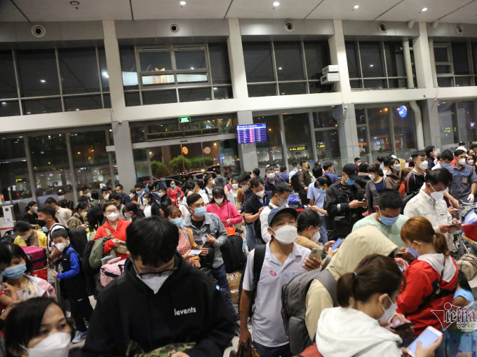 Tân Sơn Nhất tái diễn cảnh đông nghẹt, khách nằm la liệt giữa sân bay
