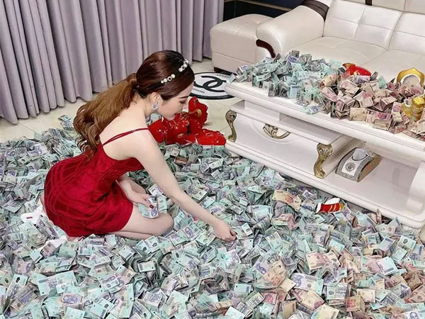 Choáng váng màn đập heo đất khủng, tiền la liệt nền nhà