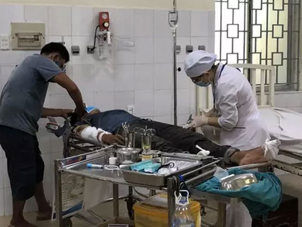 Làm mái che ngày cận Tết, 2 người bị điện giật chết, 1 người bị thương nặng