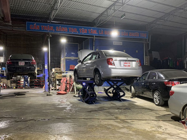 Gara ô tô sáng đèn đến nửa đêm phục vụ 'thượng đế' ngày cận Tết