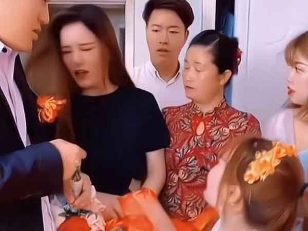 Cô dâu tát em chồng đau điếng ngay trước mặt quan khách trong đám cưới, phản ứng của mẹ chồng khiến dân tình ngao ngán