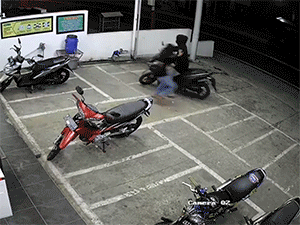 Kiếm ăn không thành còn bị 4 anh mặc váy truy đuổi, tên tội phạm bỏ cả xe chạy trốn