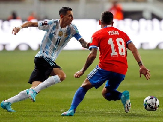 Không cần tới Messi, Argentina vẫn rời hiểm địa với 3 điểm trọn vẹn