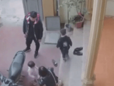 'Thót tim' khoảnh khắc cháu bé chạy nhảy, lao thẳng xuống bể nước ngầm
