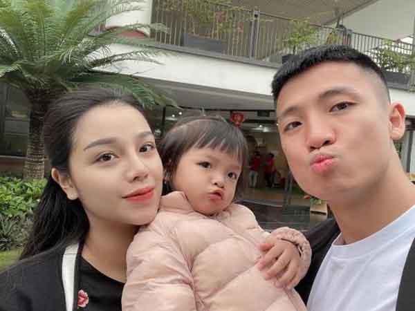 Vợ chồng cầu thủ Bùi Tiến Dũng và Khánh Linh tổ chức tiệc đầy tháng cho con, dàn tuyển thủ vào gửi lời chúc