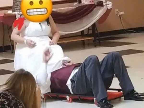 Choáng với bức ảnh chú rể ngậm đèn pin chui dưới váy cô dâu ngay trong lễ cưới, sự thật đằng sau khiến mạng xã hội náo loạn