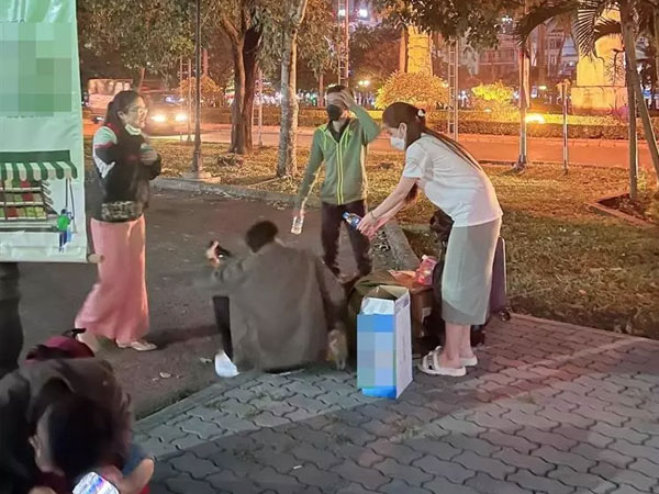 Thông báo tặng 1000 vé xe 0 đồng cho bà con nghèo về quê ăn Tết, nữ đại gia quận 7 buồn bã khi bị 'bom' hơn 800 vé