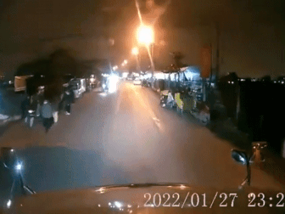 'Thót tim' clip ghi lại khoảnh khắc thanh niên ngã văng vào gầm container