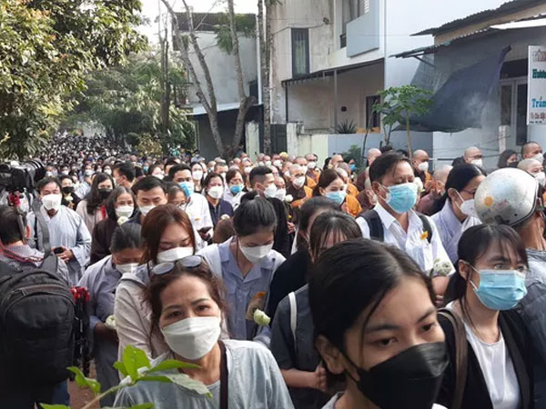 Hàng ngàn người tiễn đưa Thiền sư Thích Nhất Hạnh
