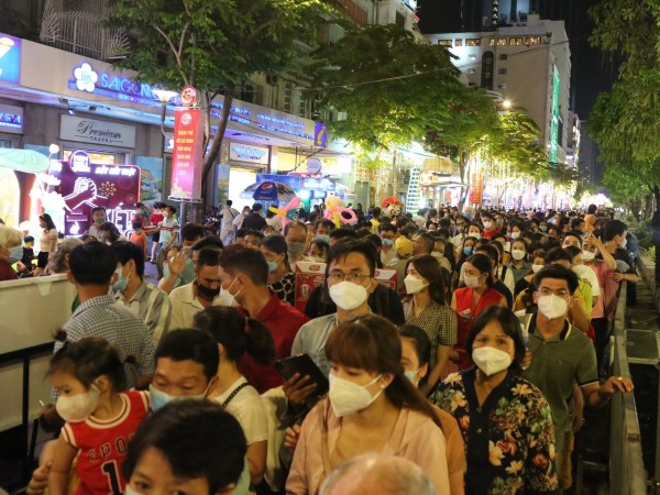 Người dân đổ về check-in đường hoa Tết Nhâm Dần 2022 đêm khai mạc