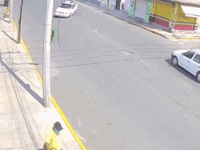 Video: 'Xế hộp' gãy gập sau cú tông kinh hoàng vào cột điện