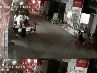 Video: Xe công nông lao thẳng vào bàn ăn tất niên bên đường khiến nhiều người ngã văng, hoảng sợ