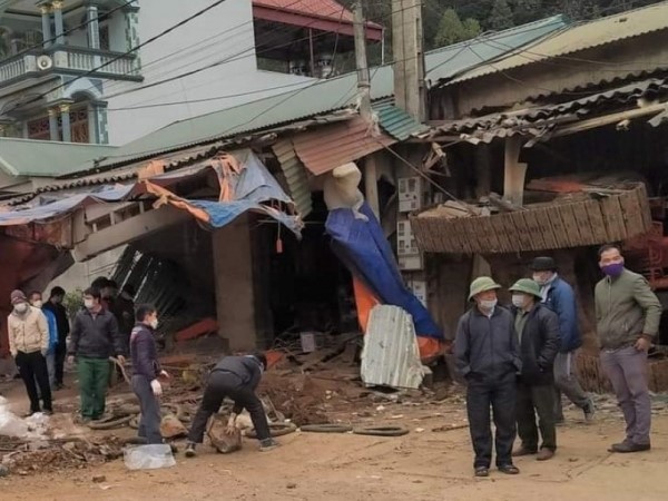 Xe đầu kéo chở máy xúc bị lật, lái xe tử vong tại chỗ