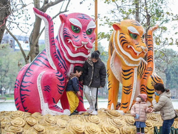 Dàn hổ độc lạ bên Hồ Gươm từ tranh dân gian Hàng Trống