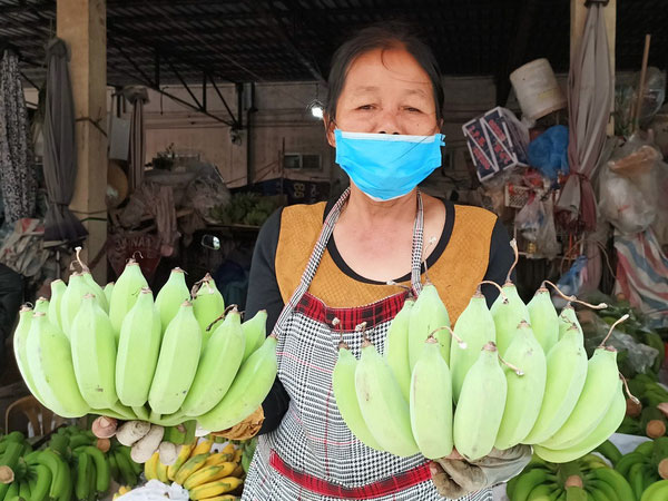 Hoa quả thờ cúng giá cao chót vót ngày 29 Tết, dân vẫn đổ xô đi mua