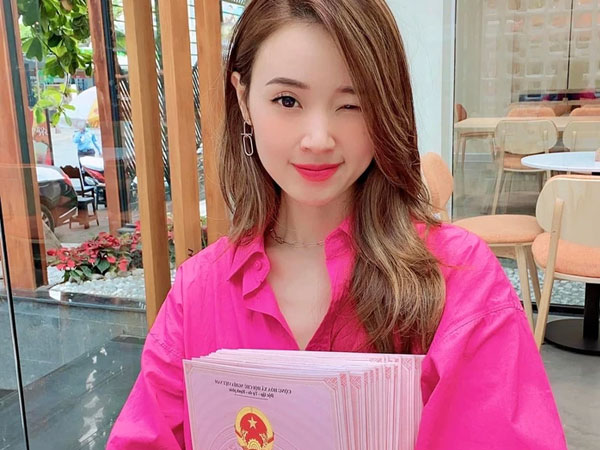 Midu khoe loạt sổ đỏ đem về cho mẹ ngày cuối năm