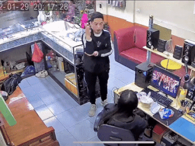 Đi ăn cơm tất niên nhà hàng xóm về, anh chồng liền giơ tay báo cáo vợ khiến dân mạng cười nắc nẻ