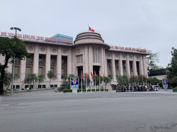 Thủ đô Hà Nội vắng vẻ không tiếng xe cộ sáng đầu năm mới Nhâm Dần 2022
