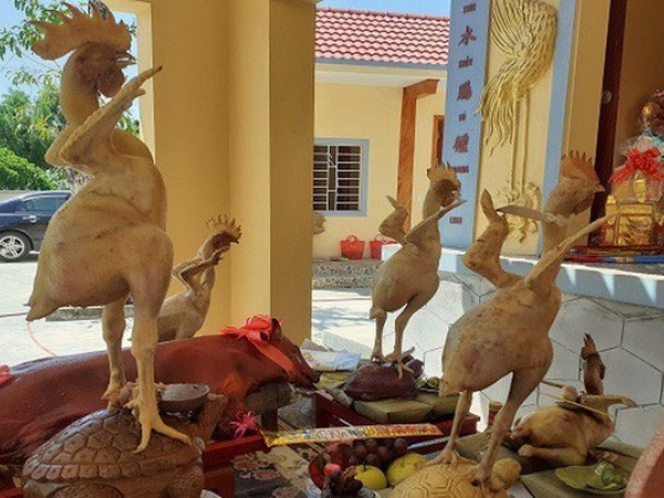 Những 'siêu phẩm' gà cúng ngày Tết nhìn vừa tức vừa buồn cười
