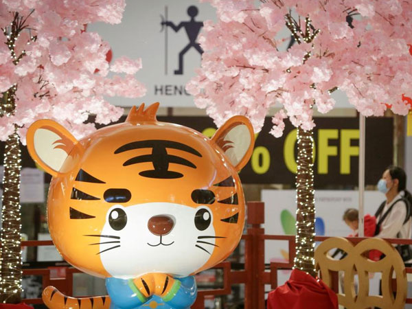 Thế giới rực rỡ sắc đỏ đón Tết Nhâm Dần