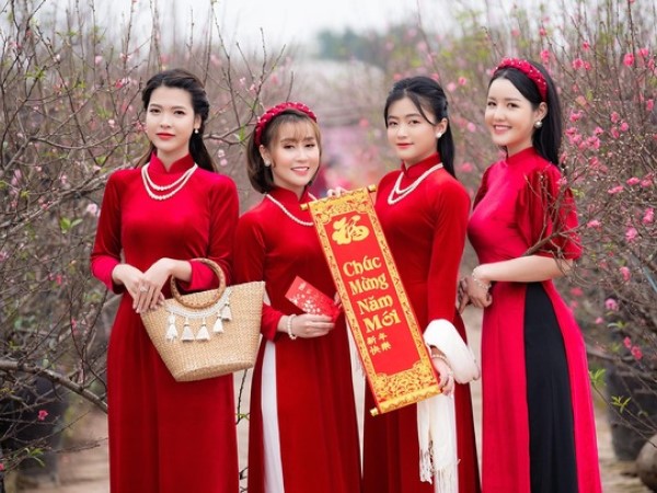 Thiếu nữ rộn ràng tạo dáng bên sắc đào đón Xuân