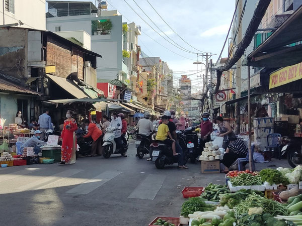 Siêu thị, chợ dân sinh tại Hà Nội mở cửa đón khách mùng 2 Tết