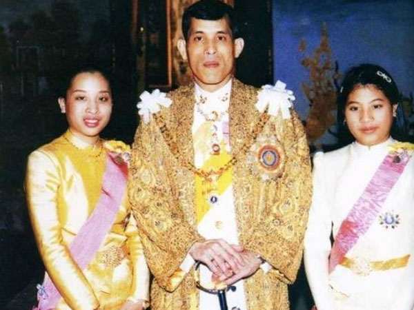 Hoàng đế Thái Lan 68 tuổi có 5 đời vợ, hai người con gái, một người 42 tuổi, một người 33 tuổi, tại sao đến nay vẫn độc thân?