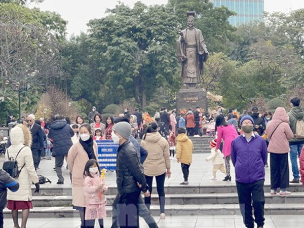 Hà Nội lạnh căm căm, người dân vẫn 'lên Bờ Hồ' du xuân